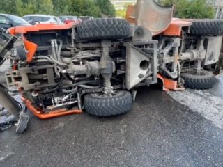 В Уфе пьяный водитель опрокинул уборочную машину