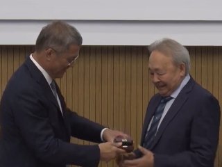 Глава Башкирии вручил Рафаэлю Байдавлетову орден Дружбы народов