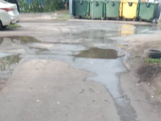 «Огромные объемы воды ежедневно утекают в землю» – уфимка пожаловалась на утечку на улице, которую не устраняют месяц