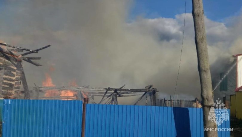 Пара погибла при пожаре в доме и в бане в Башкирии Пара погибла при пожаре в доме и в бане в Башкирии