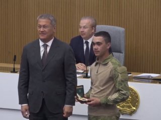 Радий Хабиров наградил орденом Шаймуратова участника СВО, спасшего инвалида из пожара
