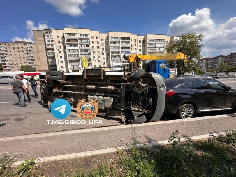 В Уфе грузовик опрокинул пассажирский автобус В Уфе грузовик опрокинул пассажирский автобус