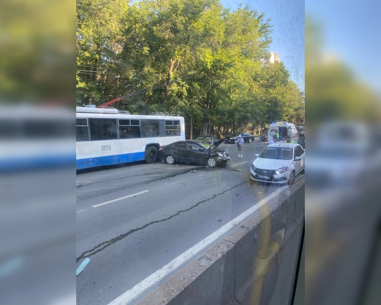 В Уфе из-за массового ДТП перекрыто движение на улице Менделеева В Уфе из-за массового ДТП перекрыто движение на улице Менделеева