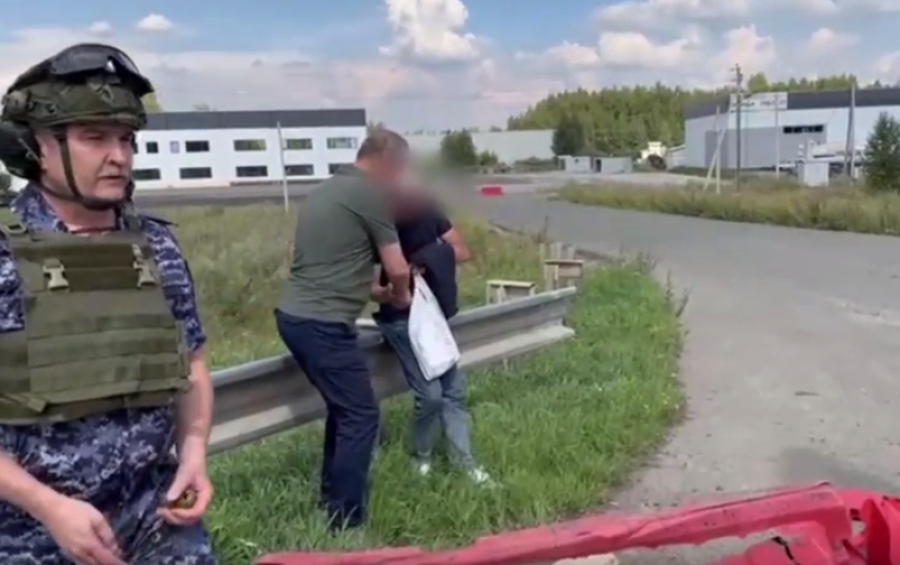 В сети появилось видео переговоров Радия Хабирова с военнослужащим с гранатой В сети появилось видео переговоров Радия Хабирова с военнослужащим с гранатой