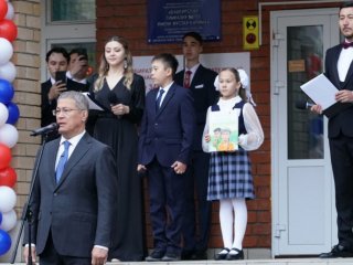 Радий Хабиров проводил дочь вице-премьера Азата Бадранова в первый класс
