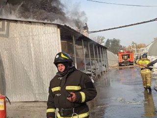 В Башкирии горит склад химического завода