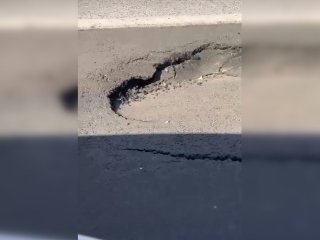 В центре Уфы на дороге провалился асфальт