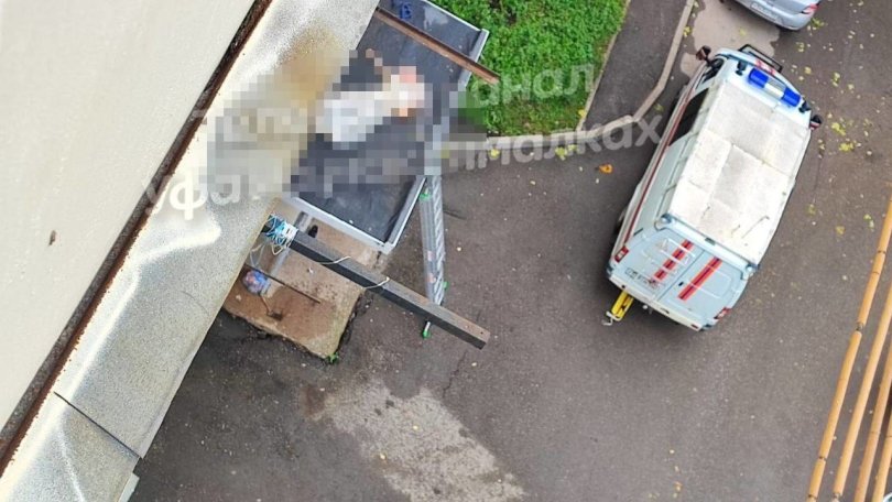 В Уфе на козырьке подъезда обнаружили труп мужчины В Уфе на козырьке подъезда обнаружили труп мужчины