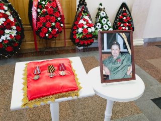 Остались жена и сын: в Уфе простились с младшим сержантом Русланом Валиевым