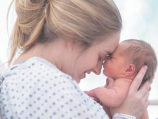 Помощь маме и ребенку с первых дней: кто и как проверяет качество медицинской помощи для новорожденных