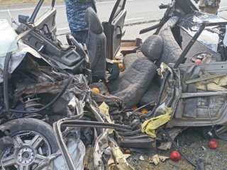 В Башкирии 20-летний водитель застрял в легковушке после столкновения с грузовиком