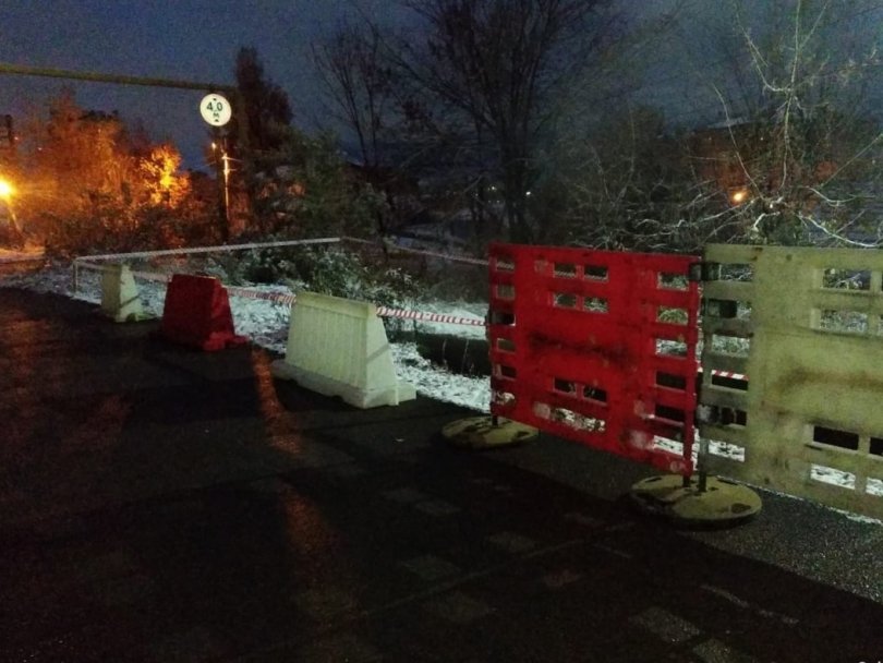 В Уфе из-за обрушения канализационного коллектора на улице Гайдара образовался провал В Уфе из-за обрушения канализационного коллектора на улице Гайдара образовался провал