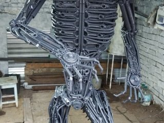 Житель Уфы собрал большую копию «Чужого» из железа