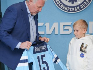 «Сибирь» подписала контракт на один день с восьмилетним мальчиком, который борется с раком