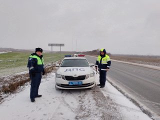 В Башкирии сотрудники ГИБДД помогли попавшему в беду водителю
