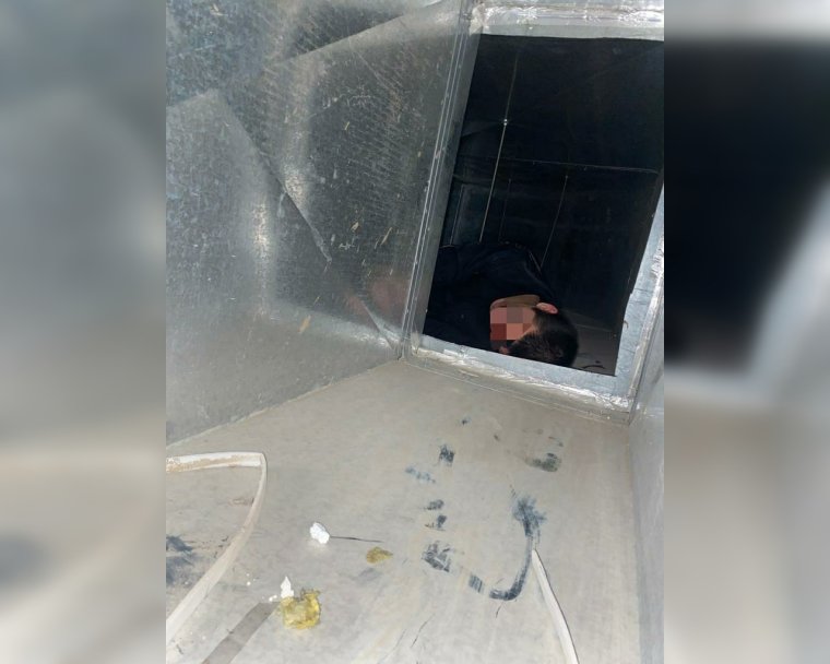 В Уфе 21-летний парень забрался по шахте лифта на 12 этаж и заснул в вентиляции В Уфе 21-летний парень забрался по шахте лифта на 12 этаж и заснул в вентиляции