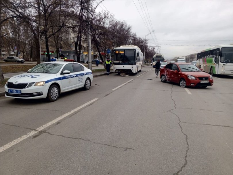 В Уфе два человека пострадали в аварии с автобусом В Уфе два человека пострадали в аварии с автобусом