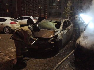 В Уфе на парковке сгорели три автомобиля