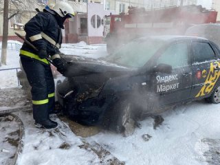 В Уфе на парковке загорелось такси