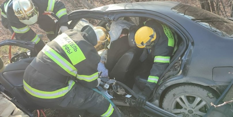 В Уфе после аварии в салоне автомобиля зажало 22-летнего парня В Уфе после аварии в салоне автомобиля зажало 22-летнего парня