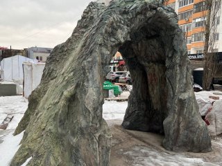 В Уфе возле театра кукол появились мавзолей и Капова пещера