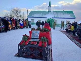 «Истинный патриот»: в Башкирии простились с погибшим в СВО Русланом Басыровым