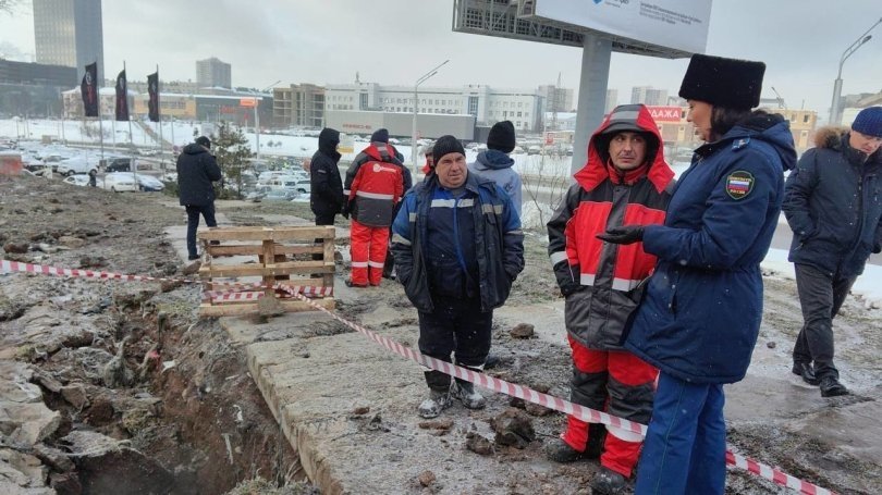 Уфаводоканал возместит ущерб после затопления стоянки канализацией Уфаводоканал возместит ущерб после затопления стоянки канализацией