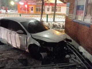 В Башкирии пьяный водитель снес забор и врезался в здание колледжа