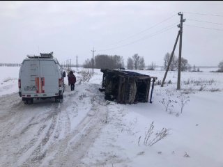 В Башкирии водитель мусоровоза не справился с управлением и опрокинулся в кювет