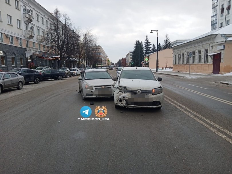 В центре Уфы столкнулись легковушки, пострадала 34-летняя женщина В центре Уфы столкнулись легковушки, пострадала 34-летняя женщина