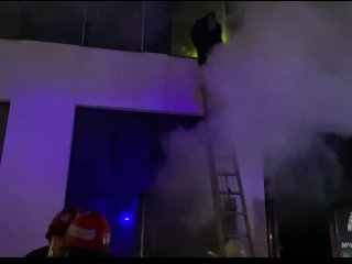 В Уфе горит здание по производству мебели