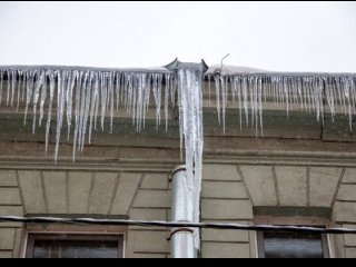 В Уфе на мужчину с крыши упала ледяная глыба