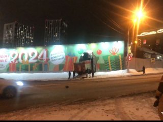 В Уфе пожарная машина столкнулась с автомобилем и врезалась в рекламный щит