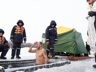 Как правильно подготовиться к крещенским купаниям: советы врача