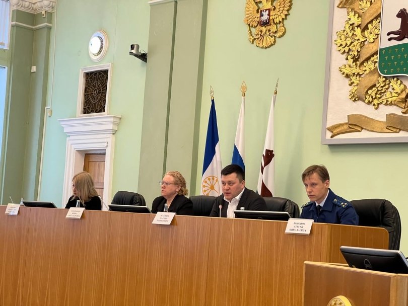 Мэр Уфы потребовал расчистить дворы от снега до 9 января Мэр Уфы потребовал расчистить дворы от снега до 9 января