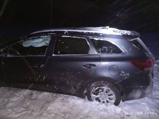 На дороге Башкирии в кювет опрокинулась иномарка, где были четыре человека