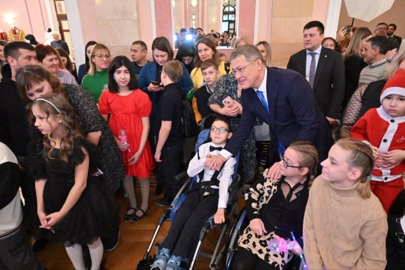 Радий Хабиров встретился с детьми с ограниченными возможностями на Аксаковской елке в Уфе Радий Хабиров встретился с детьми с ограниченными возможностями на Аксаковской елке в Уфе