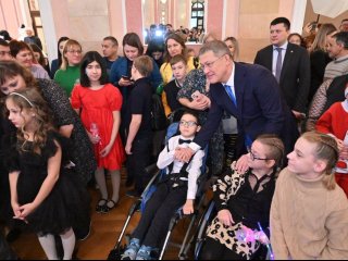 Радий Хабиров встретился с детьми с ограниченными возможностями на Аксаковской елке в Уфе