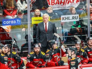 «Рот свой закрой!» Судья КХЛ матом нахамил тренеру «Авангарда» Кравцу во время матча