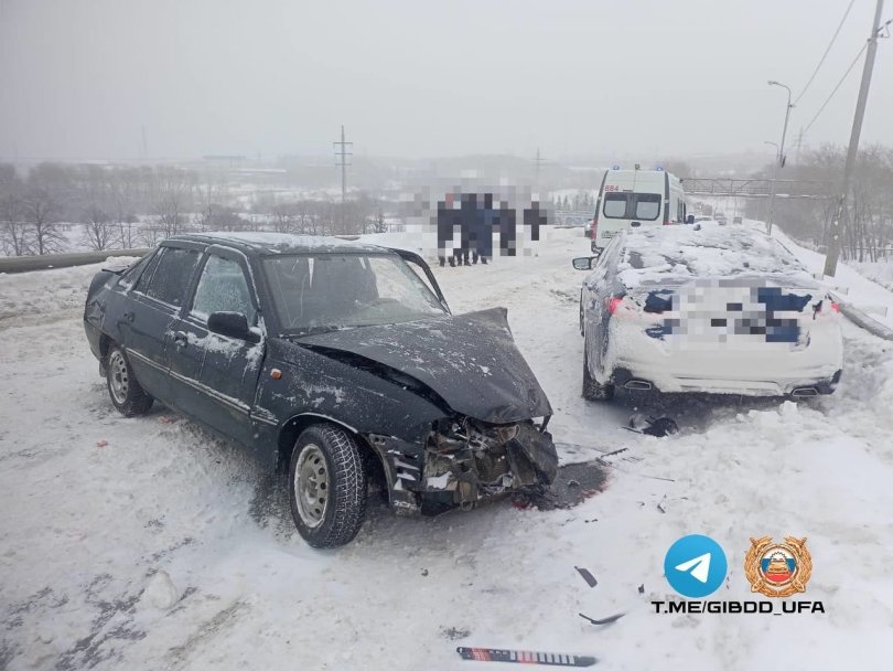 Три человека пострадали в массовом ДТП с грузовиком в Уфе Три человека пострадали в массовом ДТП с грузовиком в Уфе