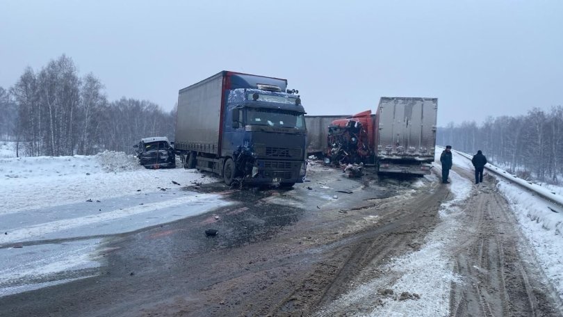 Три человека пострадали в столкновении двух грузовиков и двух иномарок на трассе в Башкирии Три человека пострадали в столкновении двух грузовиков и двух иномарок на трассе в Башкирии