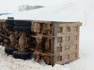 В Башкирии грузовик опрокинулся в кювет