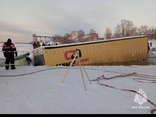 В Башкирии из реки достают утонувшую фуру