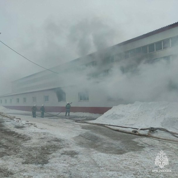 В Башкирии загорелся склад с газовыми котлами и лакокрасочными изделиями В Башкирии загорелся склад с газовыми котлами и лакокрасочными изделиями
