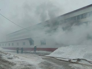 В Башкирии загорелся склад с газовыми котлами и лакокрасочными изделиями