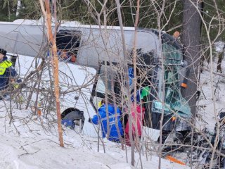 В Свердловской области разбился автобус с детской хоккейной командой, который ехал из Уфы