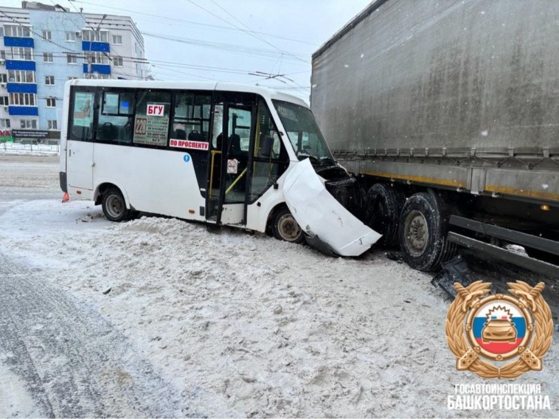 В Уфе автобус с 16 пассажирами попал в ДТП В Уфе автобус с 16 пассажирами попал в ДТП