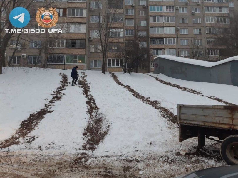 В Уфе ликвидировали опасную снежную горку В Уфе ликвидировали опасную снежную горку