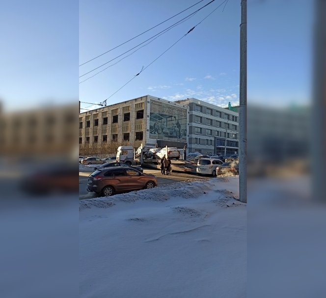 В Уфе образовалась пробка из-за аварии с автовозом В Уфе образовалась пробка из-за аварии с автовозом