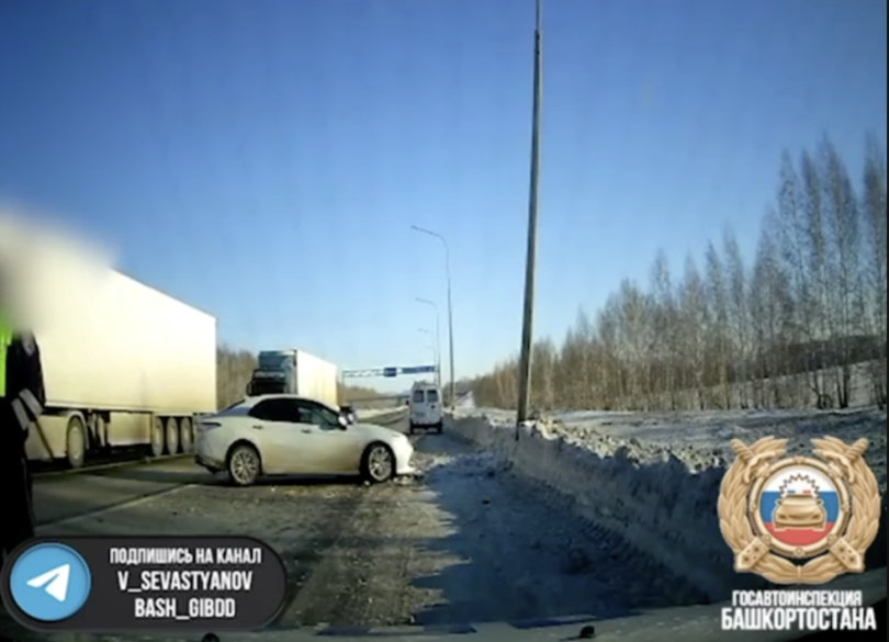 В Башкирии пьяная женщина за рулем автомобиля с тремя детьми врезалась в электроопору В Башкирии пьяная женщина за рулем автомобиля с тремя детьми врезалась в электроопору
